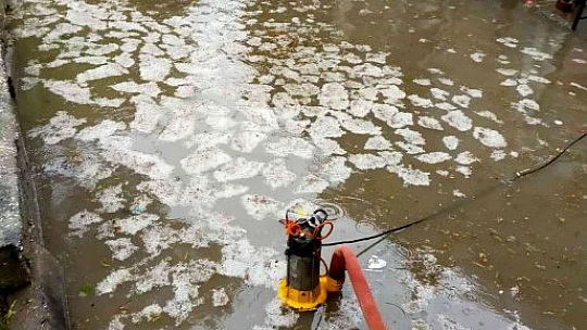 Elazığ'da sağanak yağış sonrası iş yerlerini su bastı