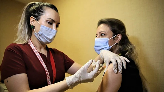 Elazığ'da sağlık çalışanları aşı olmaya devam ediyor