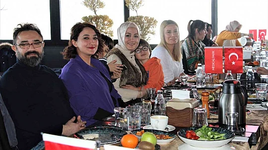 Elazığ'da sağlıkçılar 14 Mart Tıp Bayramı'nda bir araya geldi