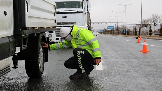 Elazığ'da şehirler arası yollarda kış lastiği denetimi