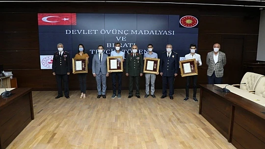 Elazığ'da şehit aileleri ve gazilere Devlet Övünç Madalyası ve Beratı verildi