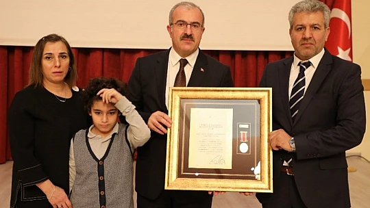 Elazığ'da şehit aileleri ve gazilere 'Devlet Övünç Madalyası ve Beratı' verildi