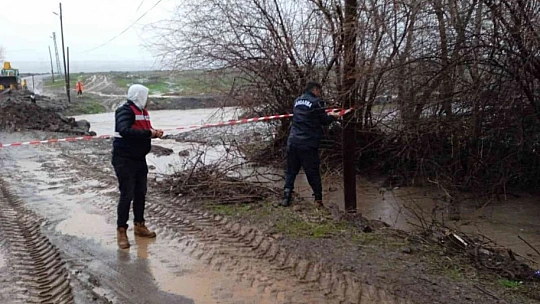 Elazığ'da sel suları altında kalan köprü ulaşıma kapatıldı