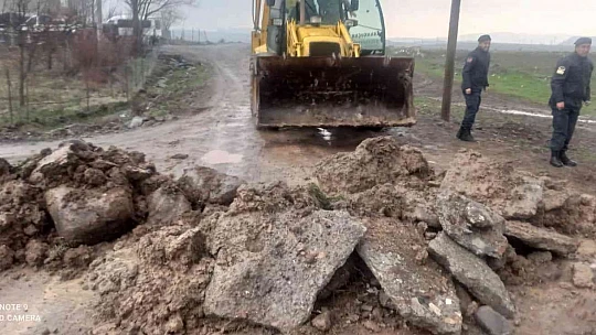 Elazığ'da sel suları altında kalan köprü ulaşıma kapatıldı