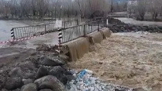 Elazığ'da sel suları altında kalan köprü ulaşıma kapatıldı