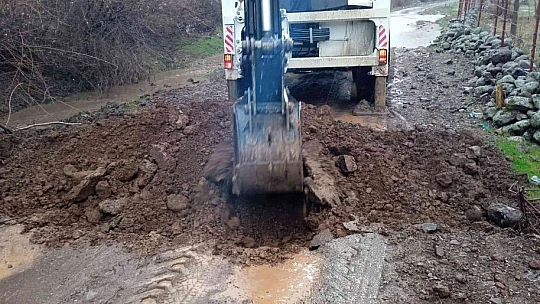 Elazığ'da sel suları altında kalan köprü ulaşıma kapatıldı