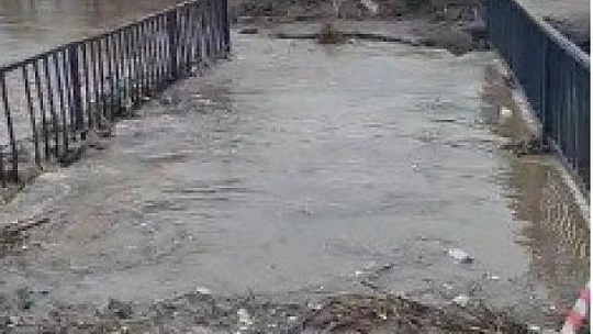 Elazığ'da sel suları altında kalan köprü ulaşıma kapatıldı