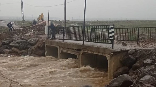 Elazığ'da sel suları altında kalan köprü ulaşıma kapatıldı
