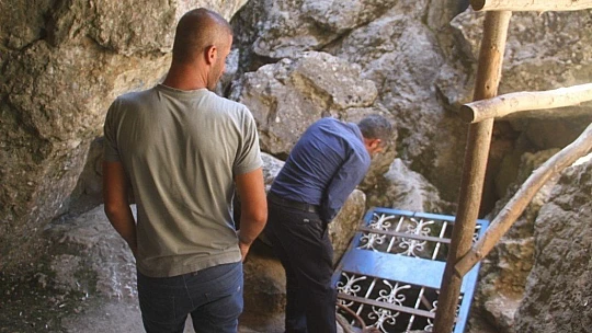 Elazığ'da serinleten mekan 'Buzluk Mağarası'