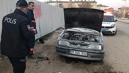 Elazığ'da seyir halindeki araç alev aldı, diğer sürücüler müdahale etti