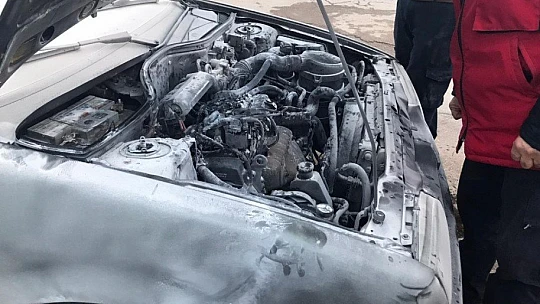 Elazığ'da seyir halindeki araç alev aldı, diğer sürücüler müdahale etti