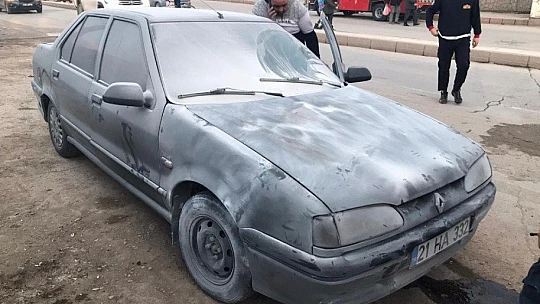 Elazığ'da seyir halindeki araç alev aldı, diğer sürücüler müdahale etti