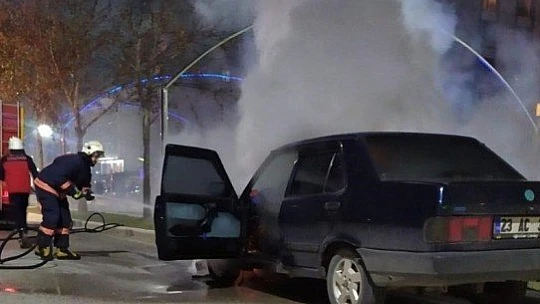 Elazığ'da seyir halindeki otomobil yandı