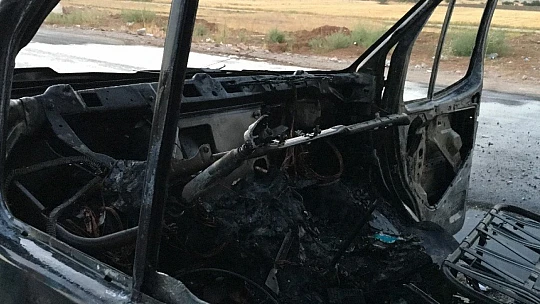 Elazığ'da seyir halindeki pikap alev alev yandı