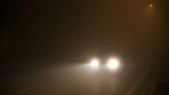 Elazığ'da sis bastırdı, göz gözü görmüyor