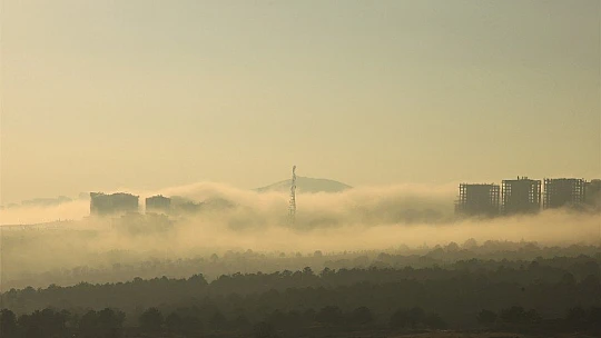 Elazığ'da sis yüksek yapıları içine aldı, görsel şölen oluşturdu