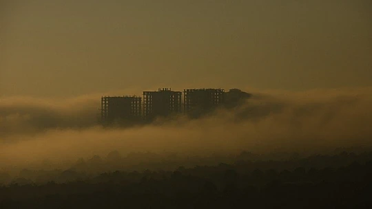 Elazığ'da sis yüksek yapıları içine aldı, görsel şölen oluşturdu
