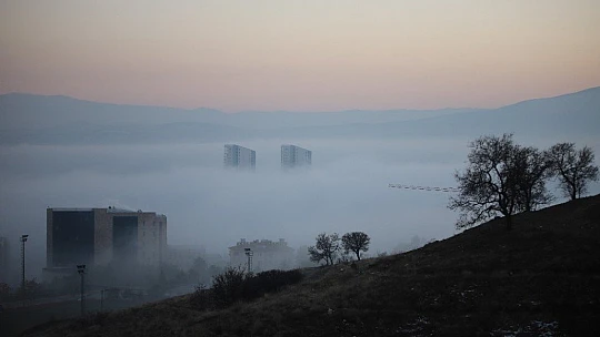 Elazığ'da sis yüksek yapıları içine aldı, görsel şölen oluşturdu