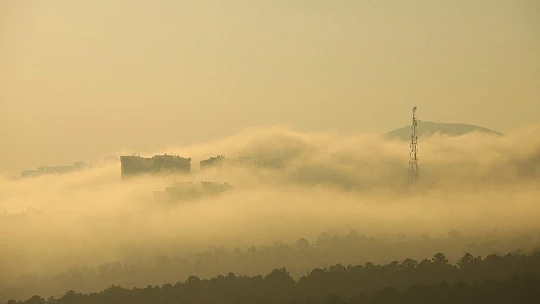 Elazığ'da sis yüksek yapıları içine aldı, görsel şölen oluşturdu