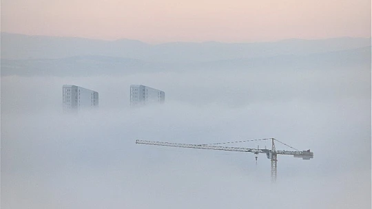 Elazığ'da sis yüksek yapıları içine aldı, görsel şölen oluşturdu