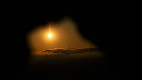 Elazığ'da sis yüksek yapıları içine aldı, görsel şölen oluşturdu