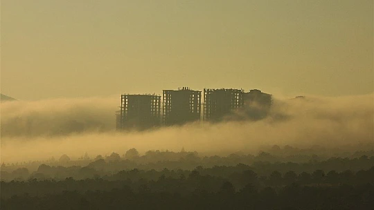 Elazığ'da sis yüksek yapıları içine aldı, görsel şölen oluşturdu
