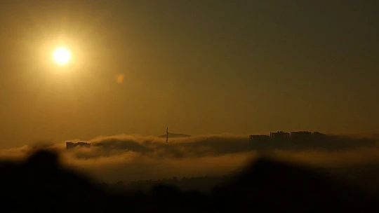Elazığ'da sis yüksek yapıları içine aldı, görsel şölen oluşturdu