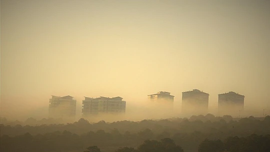 Elazığ'da sis yüksek yapıları içine aldı, görsel şölen oluşturdu