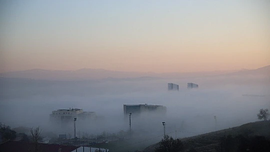 Elazığ'da sis yüksek yapıları içine aldı, görsel şölen oluşturdu