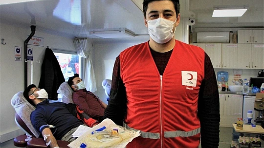 Sokağa çıkma kısıtlamasında 80 gönüllü kan verdi