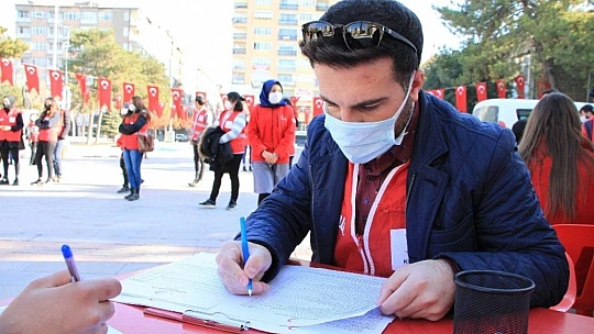 Sokağa çıkma kısıtlamasında 80 gönüllü kan verdi