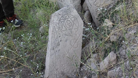 Elazığ'da suların çekilmesiyle Selçuklu ve Osmanlı mezarlıkları ortaya çıktı