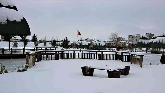 Elazığ'da süs havuzları dondu, ortaya kartpostallık görüntüler çıktı