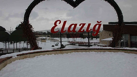 Elazığ'da süs havuzları dondu, ortaya kartpostallık görüntüler çıktı
