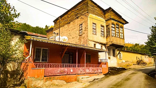 Elazığ'da tarihi konaklar sonbahar renklerine büründü