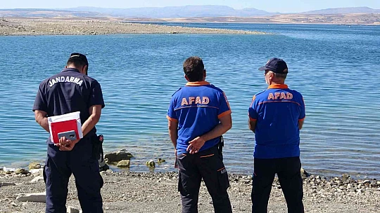 Elazığ'da tekne battı: Tekneyle birlikte suda kaybolan şahsı arama çalışmaları sürüyor
