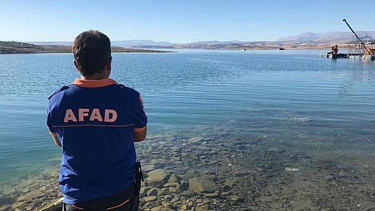 Elazığ'da tekneyle birlikte suda kaybolan şahsı arama çalışmaları sürüyor