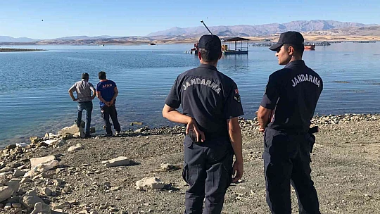 Elazığ'da tekneyle birlikte suda kaybolan şahsı arama çalışmaları sürüyor