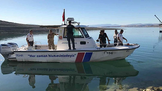 Elazığ'da tekneyle birlikte suda kaybolan şahıs 'ROW'  ile aranıyor