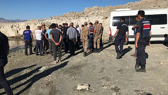 Elazığ'da tekneyle birlikte suda kaybolan şahıs 'ROW'  ile aranıyor