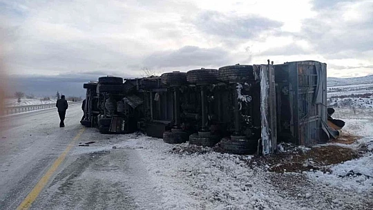 Elazığ'da tır devrildi: 2 yaralı