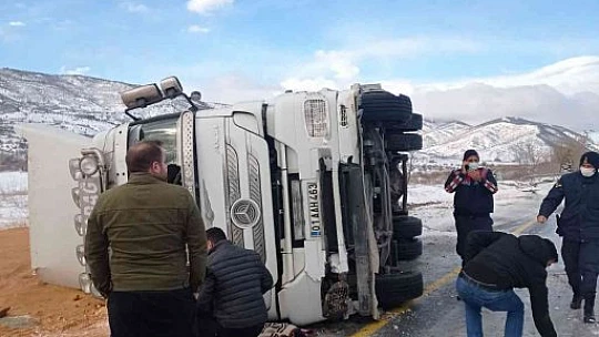 Elazığ'da tır devrildi: 2 yaralı