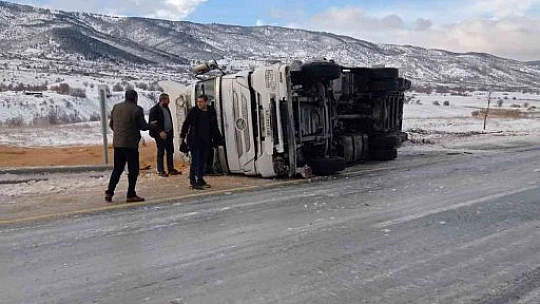 Elazığ'da tır devrildi: 2 yaralı