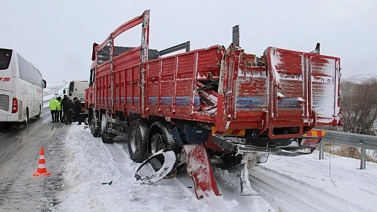 Tırlar çarpıştı, sebze ve meyveler yola saçıldı