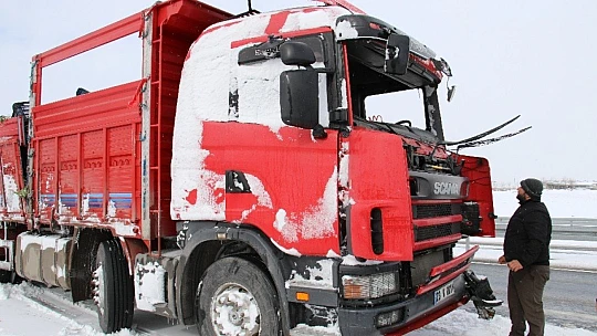 Tırlar çarpıştı, sebze ve meyveler yola saçıldı