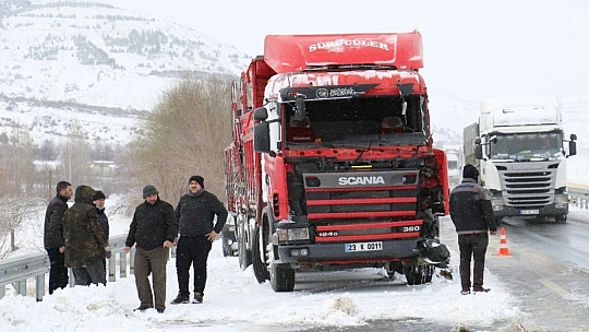 Tırlar çarpıştı, sebze ve meyveler yola saçıldı
