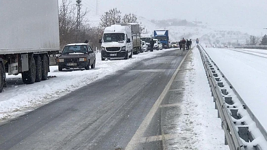 Tırlar çarpıştı, sebze ve meyveler yola saçıldı