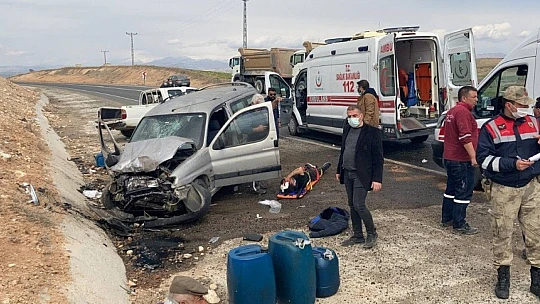 Elazığ'da trafik kazası: 4'ü çocuk 8 yaralı