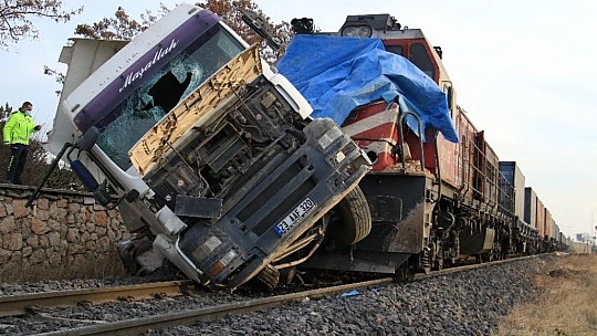 Elazığ'da tren, çarptığı tırı 100 metre sürükledi: 5  yaralı