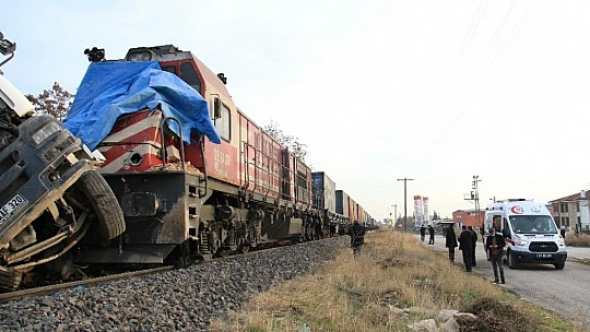 Elazığ'da tren, çarptığı tırı 100 metre sürükledi: 5  yaralı
